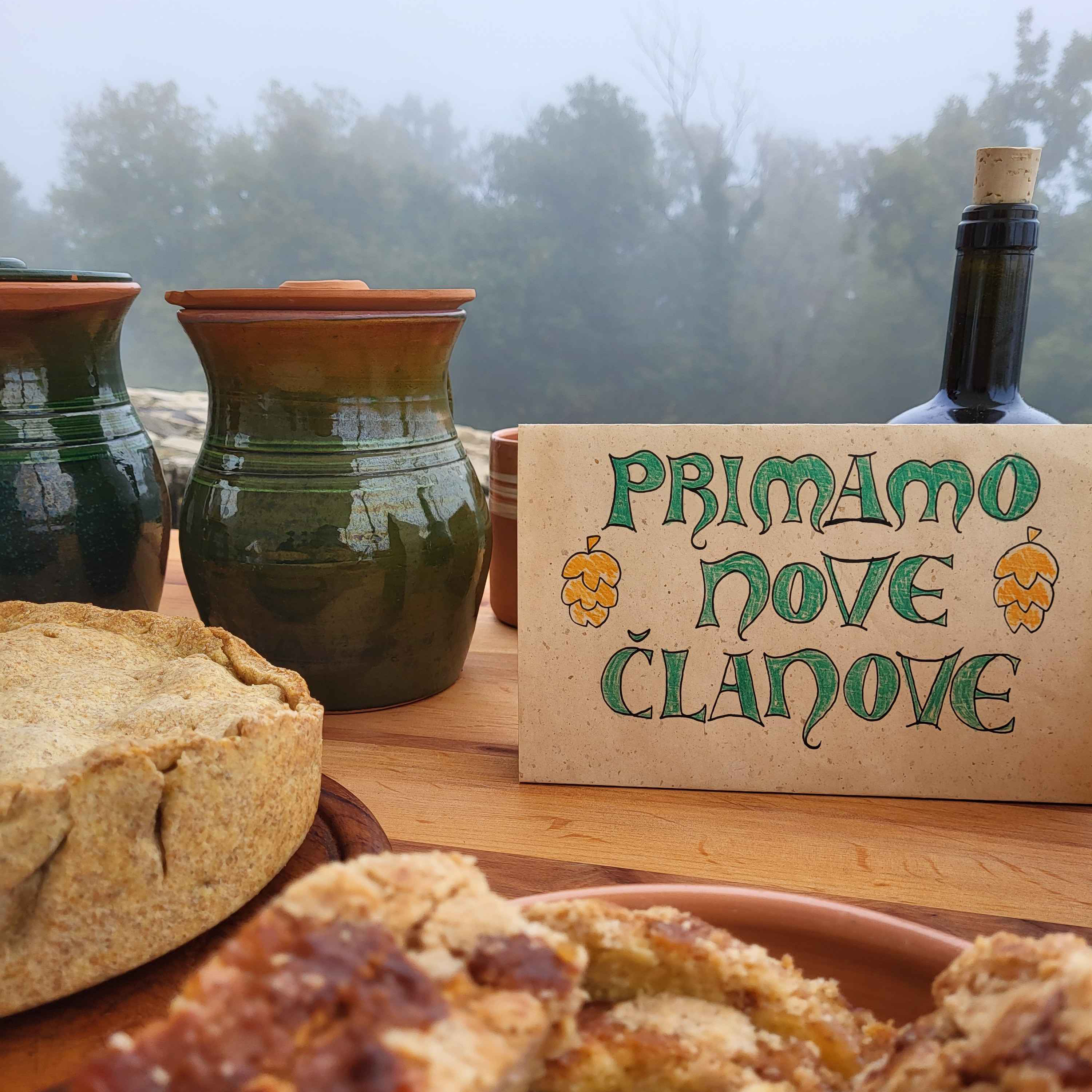 natpis "primamo nove članove" i kolači